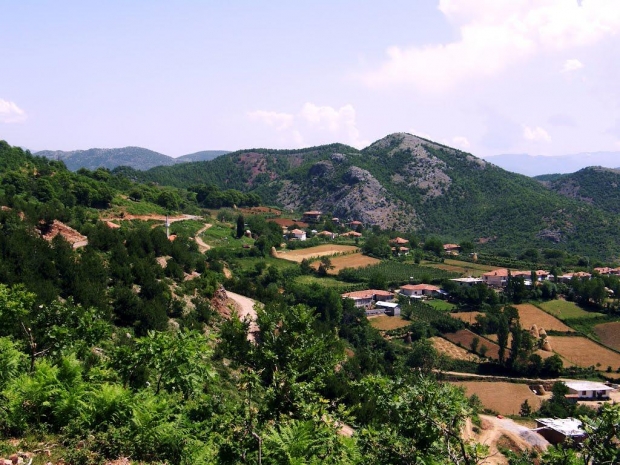 FOTO/ Fshati nostalgjik për komunizmin në Elbasan
