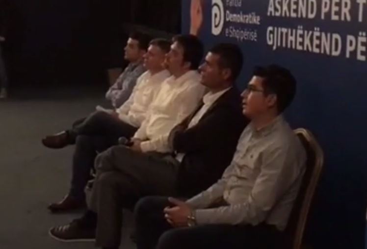 VIDEO/ “Mos më prek me dorë”, incident në takimin e Patozit