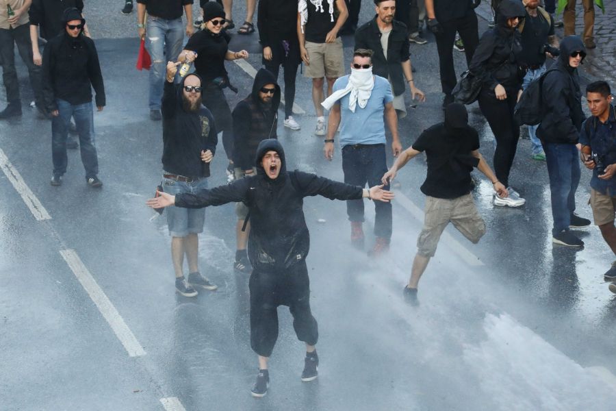 Policia gjermane luftë me protestuesit në Hamburg