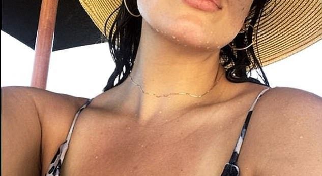 FOTOT/ Seti ‘hot’ i modeles me linja të bëshme…