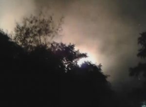 Zjarr i madh në malet e Konispolit, ndërhyrja e vështirë për shkak të terrenit