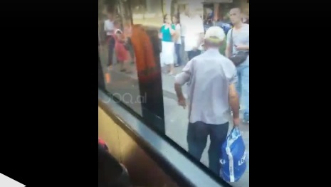 Faturino dhe shoferi keqtrajtojnë të moshuarin në Tiranë, e nxjerrin zvarrë nga urbani
