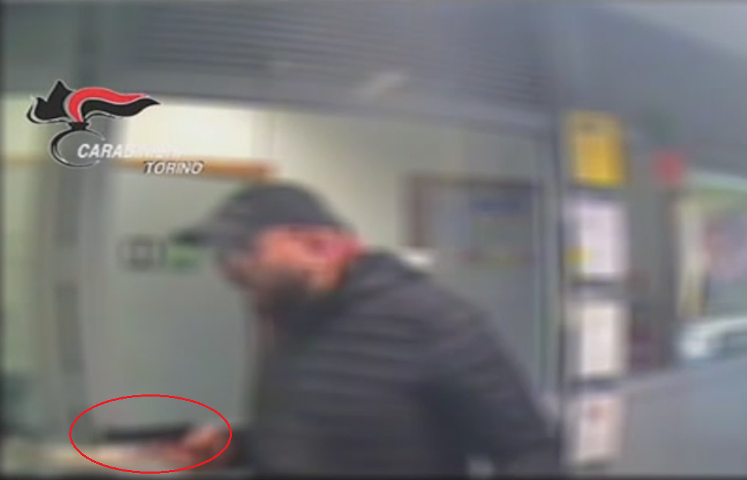 E padëgjuar/ Grabitësi u drejton armën, por punonjësit e bankës e injorojnë keq (Video)