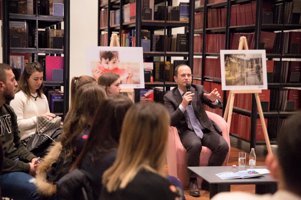 FOTOT/ Bushati: Ka një Shqipëri shumë të bukur jashtë “kafeneve”