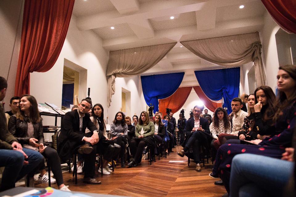 FOTOT/ Bushati: Ka një Shqipëri shumë të bukur jashtë “kafeneve”