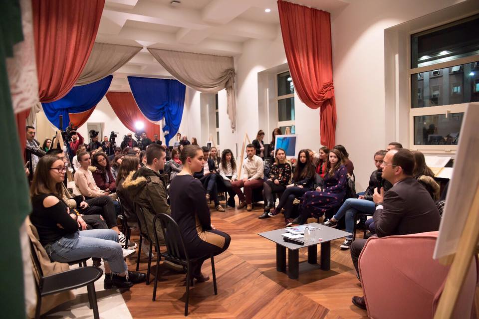 FOTOT/ Bushati: Ka një Shqipëri shumë të bukur jashtë “kafeneve”