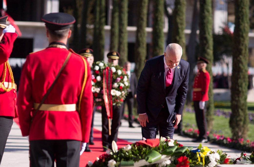 FOTOT/ Festat e 28 dhe 29 nëntorit nga Vlora në Tiranë në një album fotografik të Kryeministrit