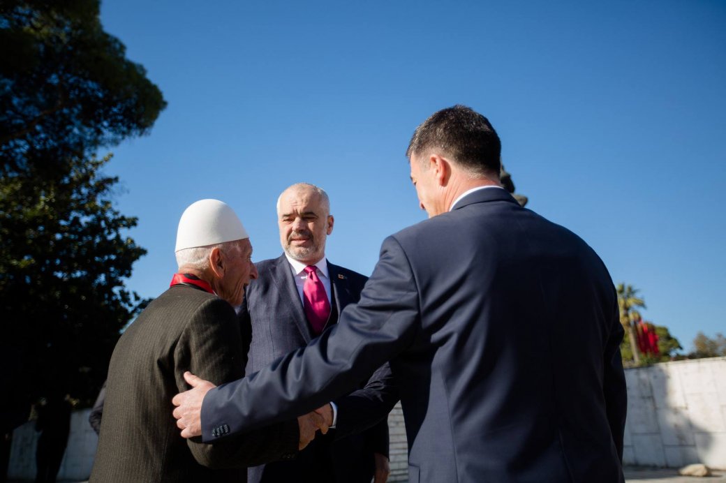 FOTOT/ Festat e 28 dhe 29 nëntorit nga Vlora në Tiranë në një album fotografik të Kryeministrit