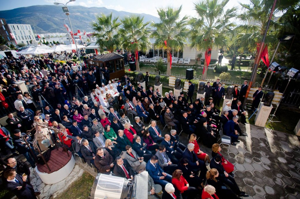 FOTOT/ Festat e 28 dhe 29 nëntorit nga Vlora në Tiranë në një album fotografik të Kryeministrit