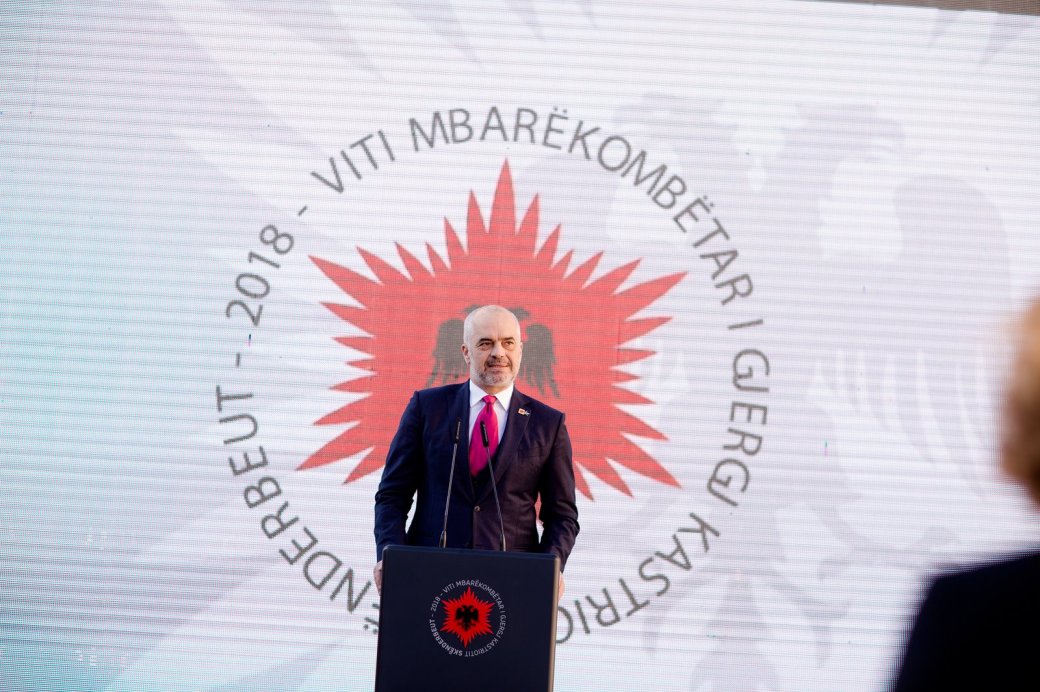 FOTOT/ Festat e 28 dhe 29 nëntorit nga Vlora në Tiranë në një album fotografik të Kryeministrit