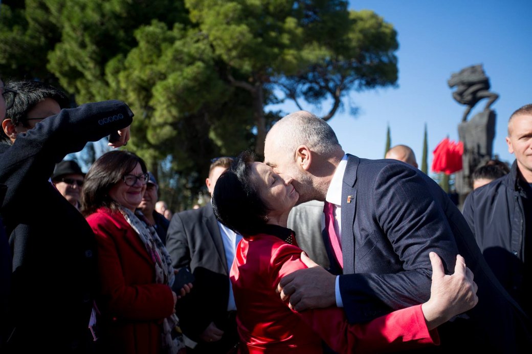 FOTOT/ Festat e 28 dhe 29 nëntorit nga Vlora në Tiranë në një album fotografik të Kryeministrit