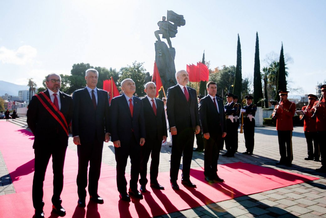 FOTOT/ Festat e 28 dhe 29 nëntorit nga Vlora në Tiranë në një album fotografik të Kryeministrit