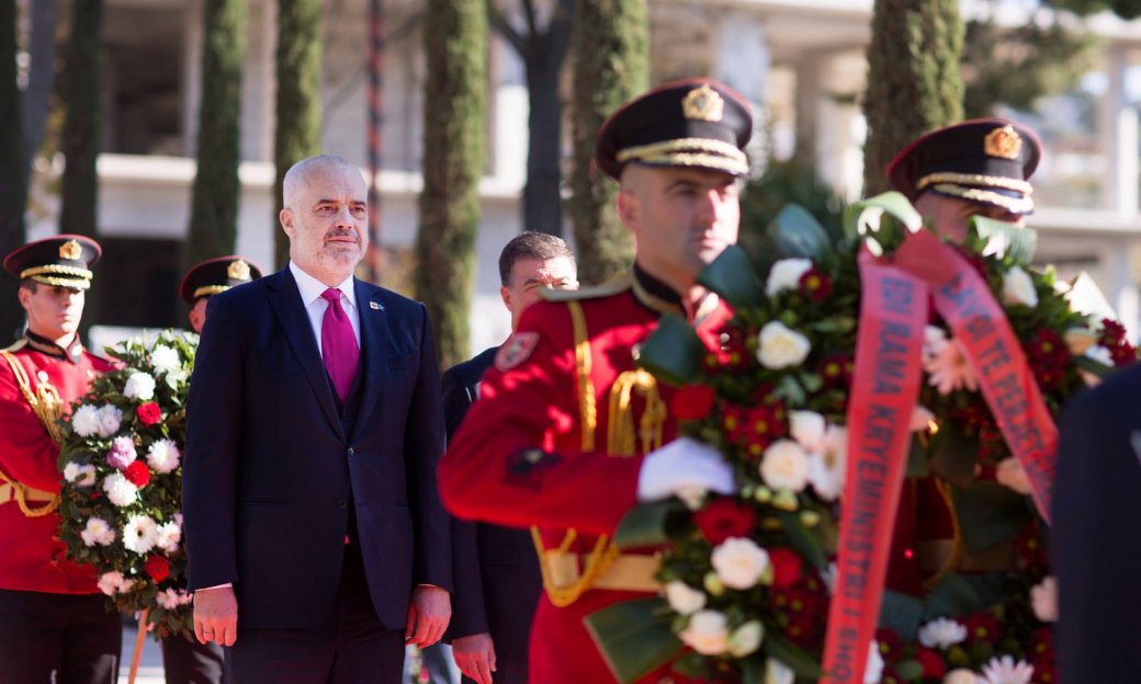 FOTOT/ Festat e 28 dhe 29 nëntorit nga Vlora në Tiranë në një album fotografik të Kryeministrit