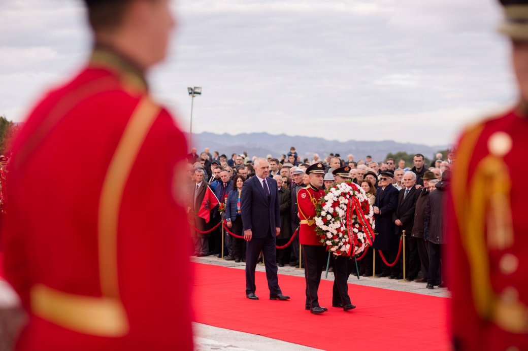 FOTOT/ Festat e 28 dhe 29 nëntorit nga Vlora në Tiranë në një album fotografik të Kryeministrit