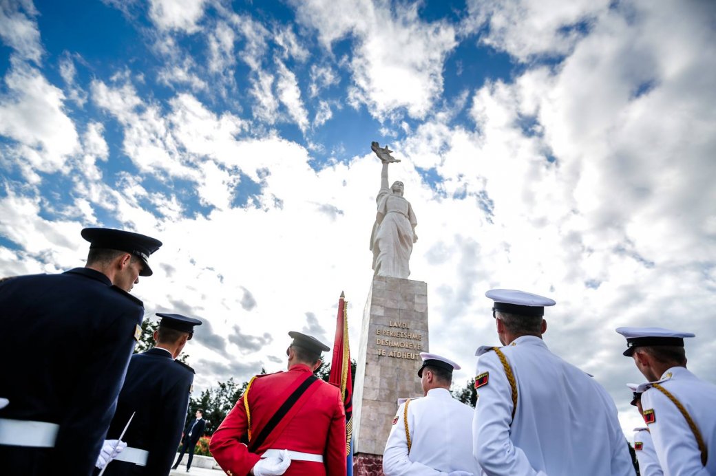 FOTOT/ Festat e 28 dhe 29 nëntorit nga Vlora në Tiranë në një album fotografik të Kryeministrit
