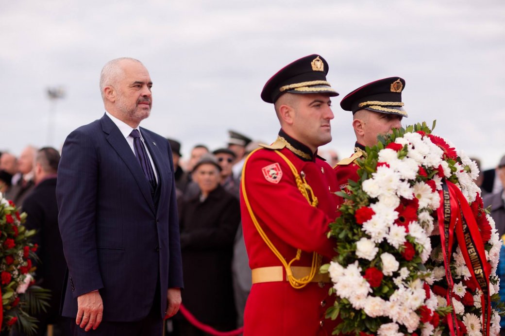 FOTOT/ Festat e 28 dhe 29 nëntorit nga Vlora në Tiranë në një album fotografik të Kryeministrit