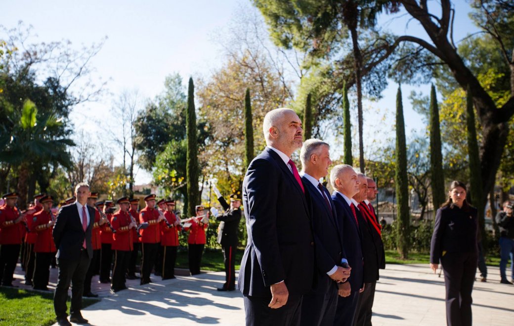 FOTOT/ Festat e 28 dhe 29 nëntorit nga Vlora në Tiranë në një album fotografik të Kryeministrit