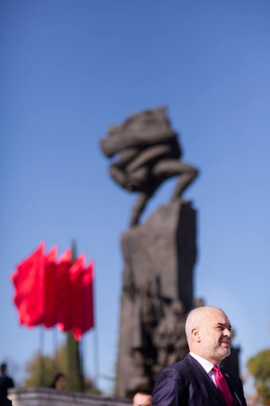 FOTOT/ Festat e 28 dhe 29 nëntorit nga Vlora në Tiranë në një album fotografik të Kryeministrit