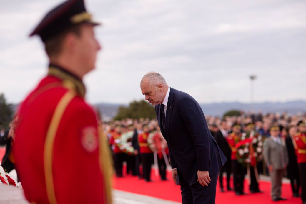 FOTOT/ Festat e 28 dhe 29 nëntorit nga Vlora në Tiranë në një album fotografik të Kryeministrit