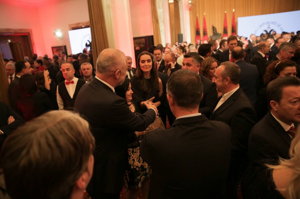 FOTOT/ Festat e 28 dhe 29 nëntorit nga Vlora në Tiranë në një album fotografik të Kryeministrit