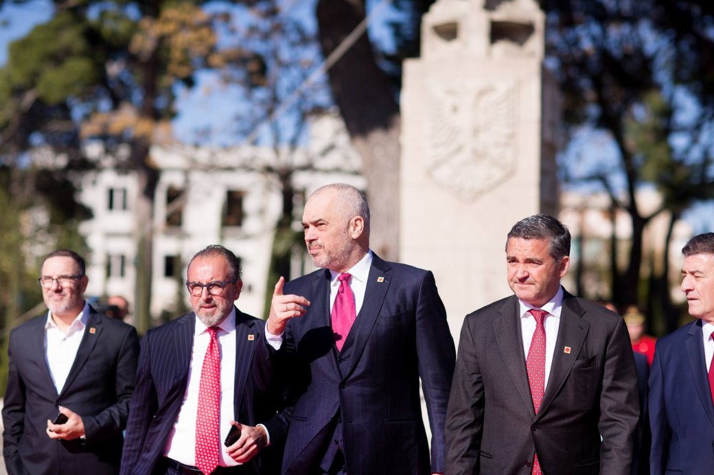 FOTOT/ Festat e 28 dhe 29 nëntorit nga Vlora në Tiranë në një album fotografik të Kryeministrit