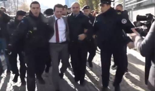 Lirohen Albin Kurti dhe dy deputetet e Vetëvendosjes