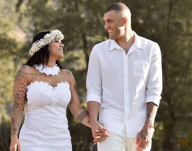 FOTOT/ Shtyp butonin e gabuar, futbollisti i njohur publikon foton e bashkëshortes nga dhoma e gjumit