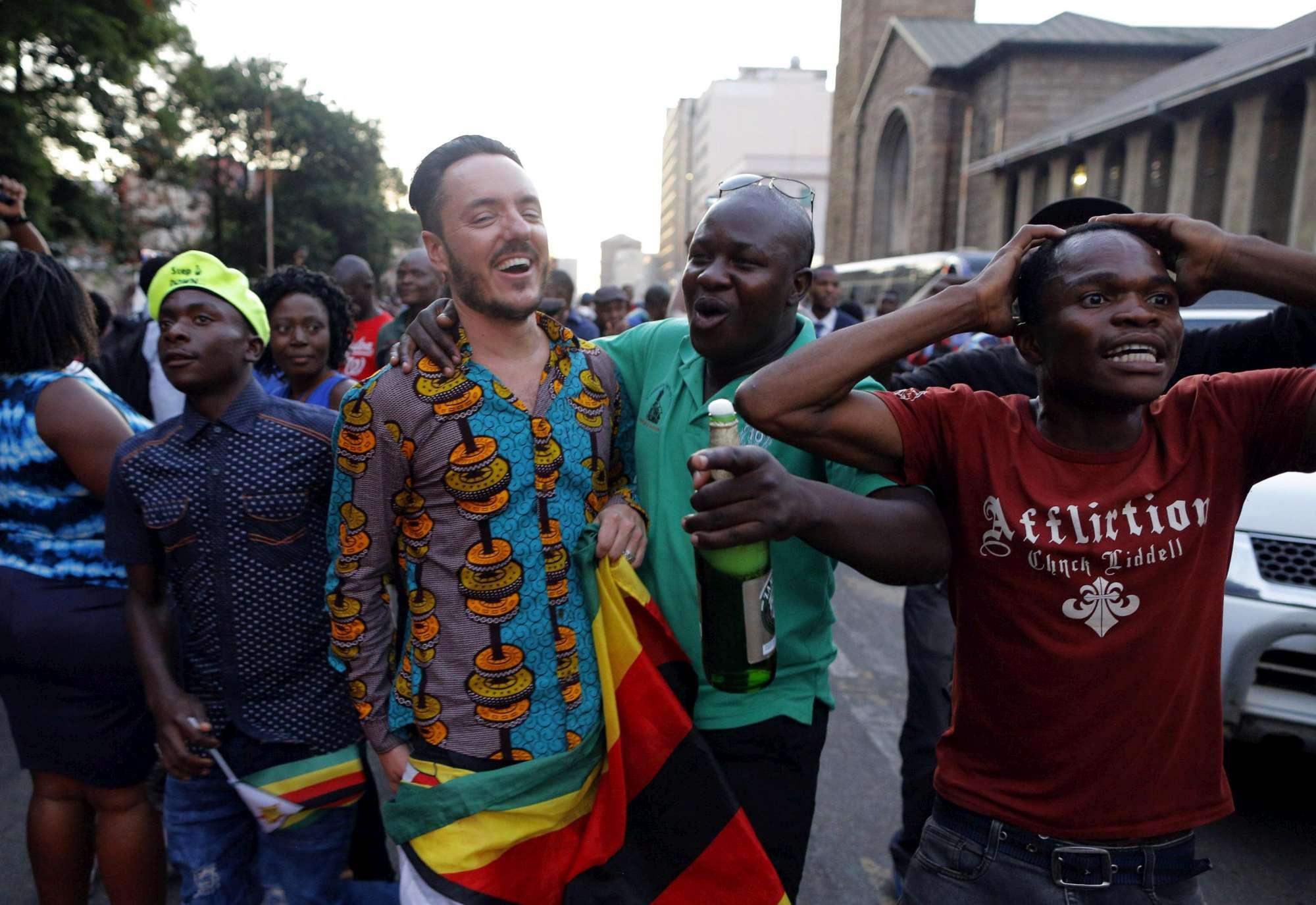 FOTOT/ Festë në Zimbabve pas dorëheqjes së Presidentit