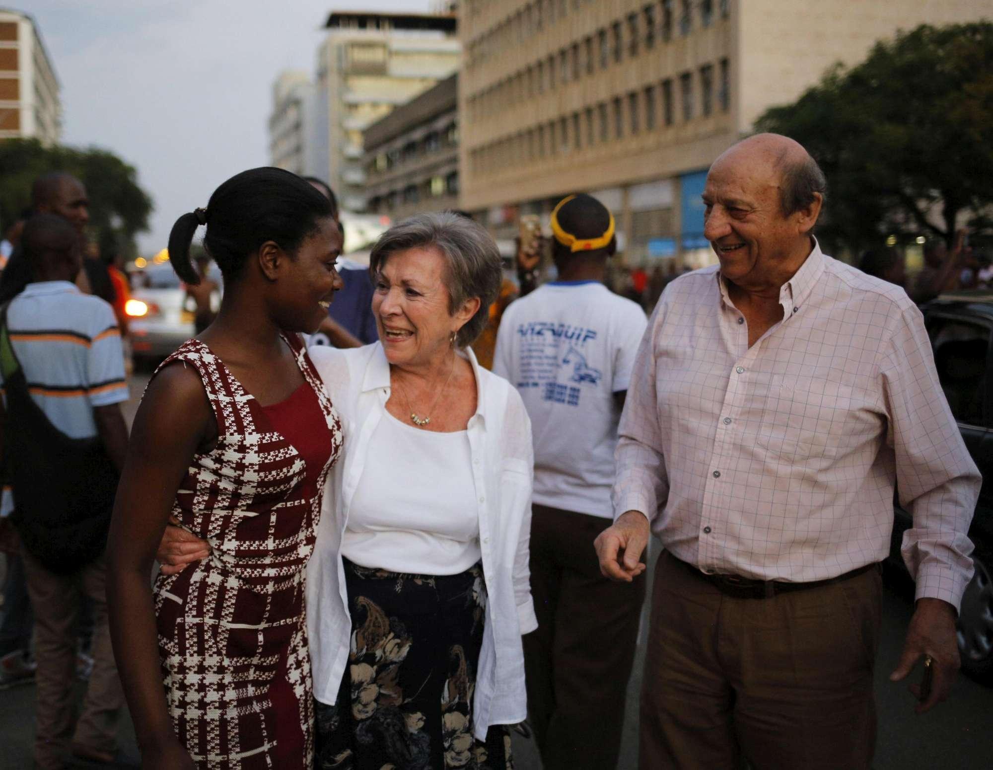 FOTOT/ Festë në Zimbabve pas dorëheqjes së Presidentit