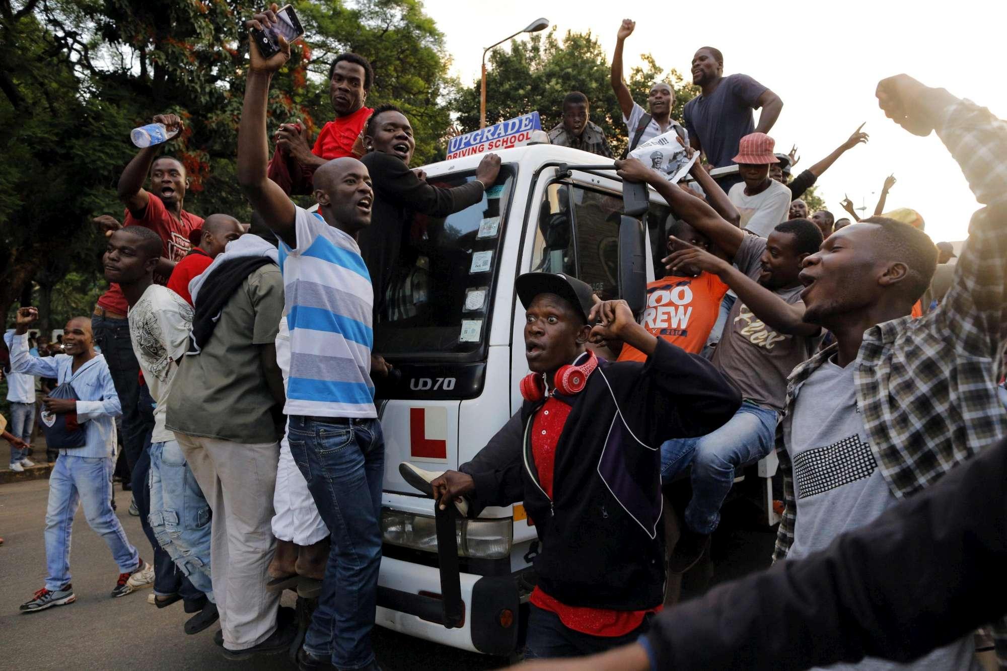 FOTOT/ Festë në Zimbabve pas dorëheqjes së Presidentit