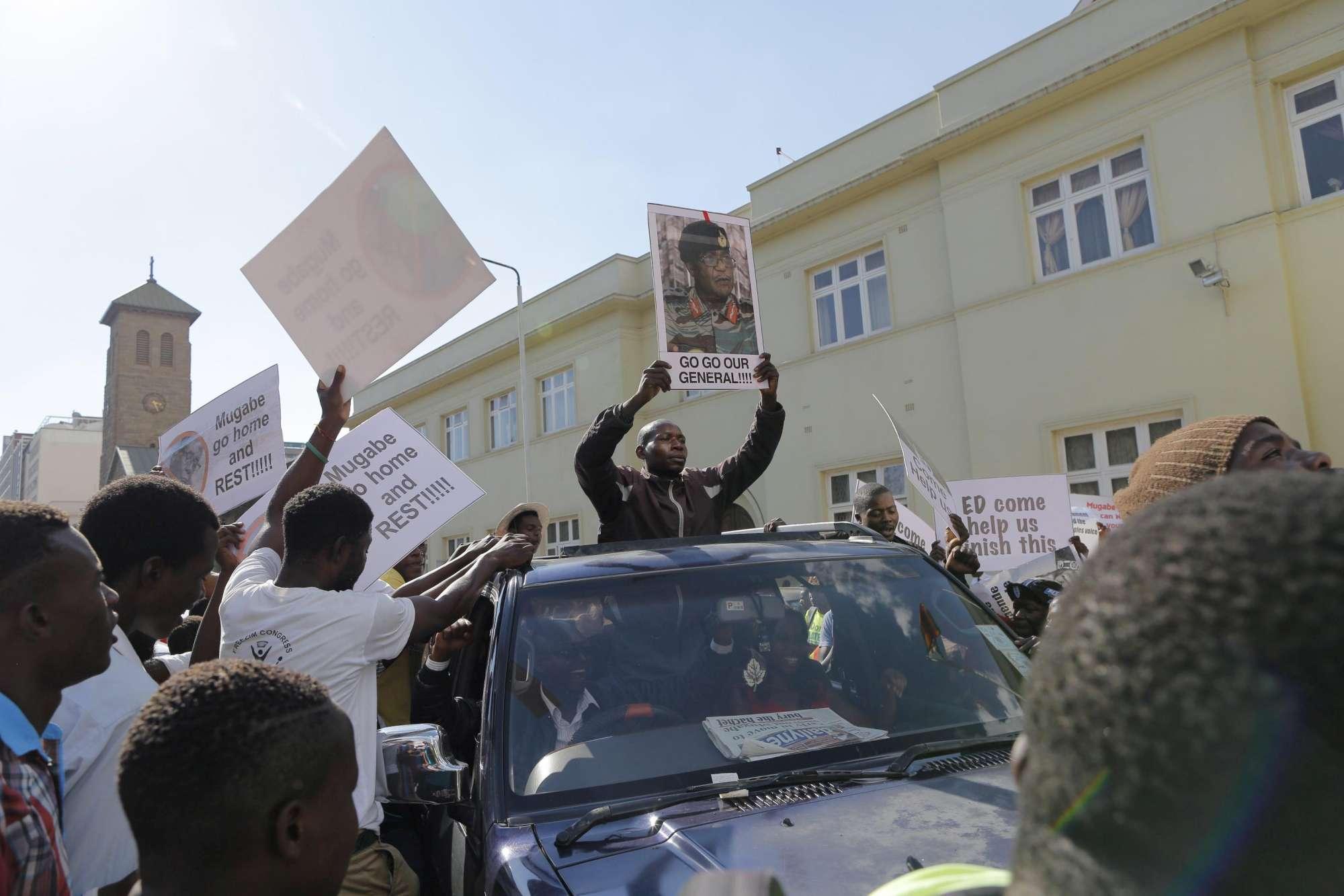 FOTOT/ Festë në Zimbabve pas dorëheqjes së Presidentit