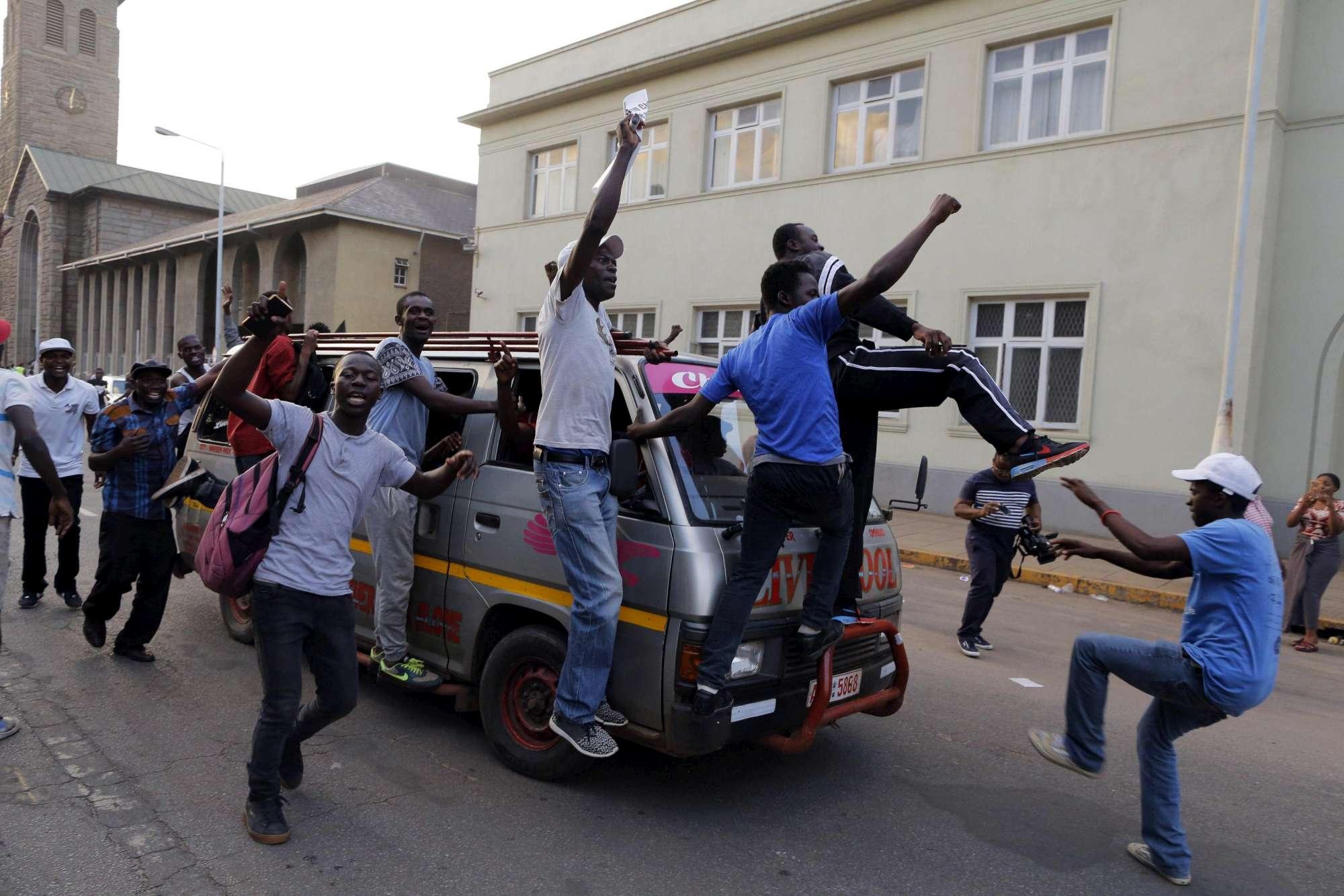 FOTOT/ Festë në Zimbabve pas dorëheqjes së Presidentit