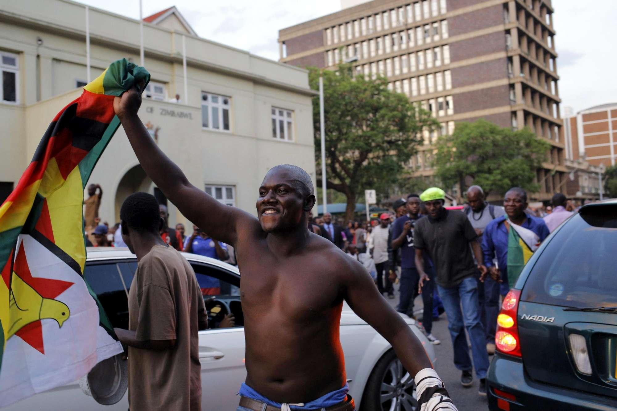 FOTOT/ Festë në Zimbabve pas dorëheqjes së Presidentit