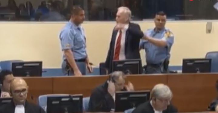 VIDEO/ I bërtiti gjyqtarit, momenti kur Mlladiç nxirret me forcë nga salla