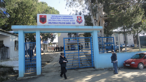 Qëllohet me armë zjarri ndaj një banese në Fier