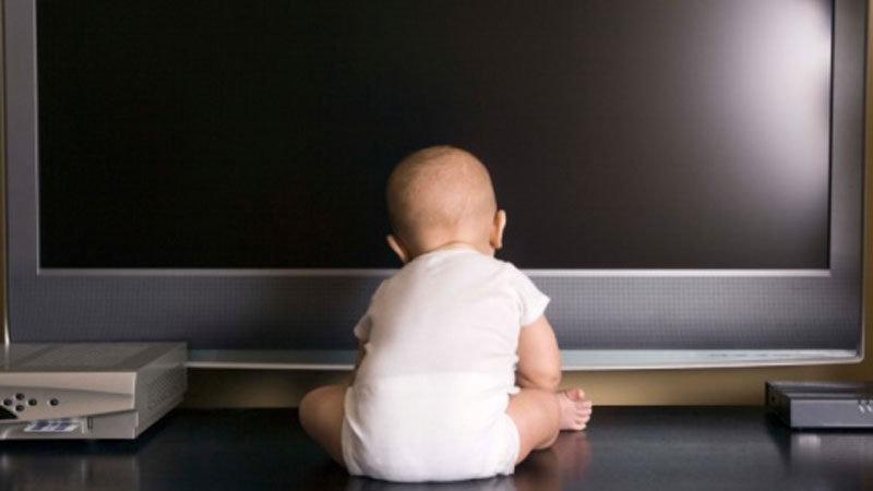 STUDIMI/ Televizori është i rrezikshëm për fëmijët nën 2 vjeç