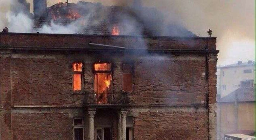 Shkrumbohet banesa në Shkodër, shpëtojnë mrekullisht nëna dhe dy fëmijët