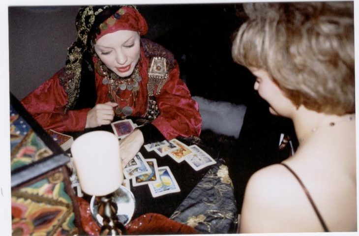 Mashtroi të moshuarën duke i zhvatur paratë, arrestohet fallxhorja