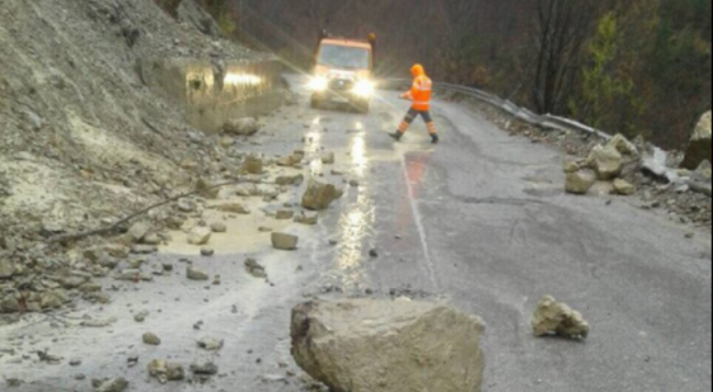 Moti i keq, rrëshqitje gurësh në aksin Librazhd-Elbasan, qarkullimi vijon normalisht