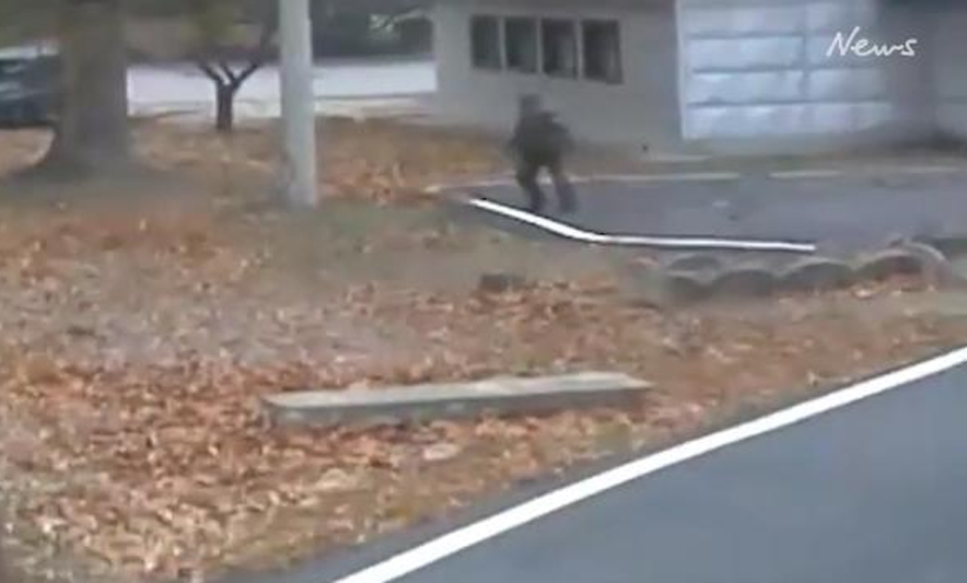 VIDEO/ Dezertimi i ushtarit koreanoverior, si u qëllua me armë nga shokët e tij