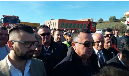 Fier/ Punëtorët në protestë, s’kanë marrë lekët prej vitesh për “By pass”-in Fier- Vlorë