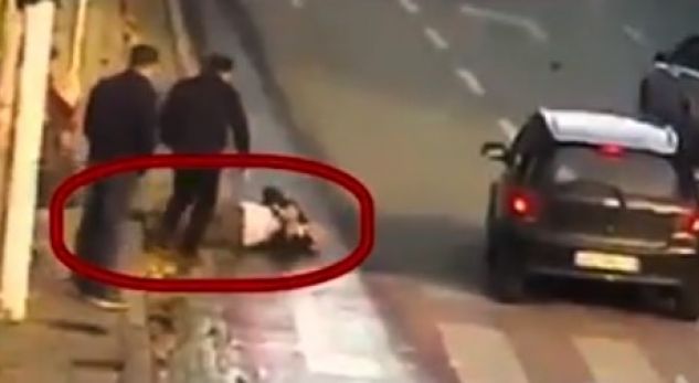 VIDEO tronditëse/ Gabimi që i kushton jetën kalimtarit…