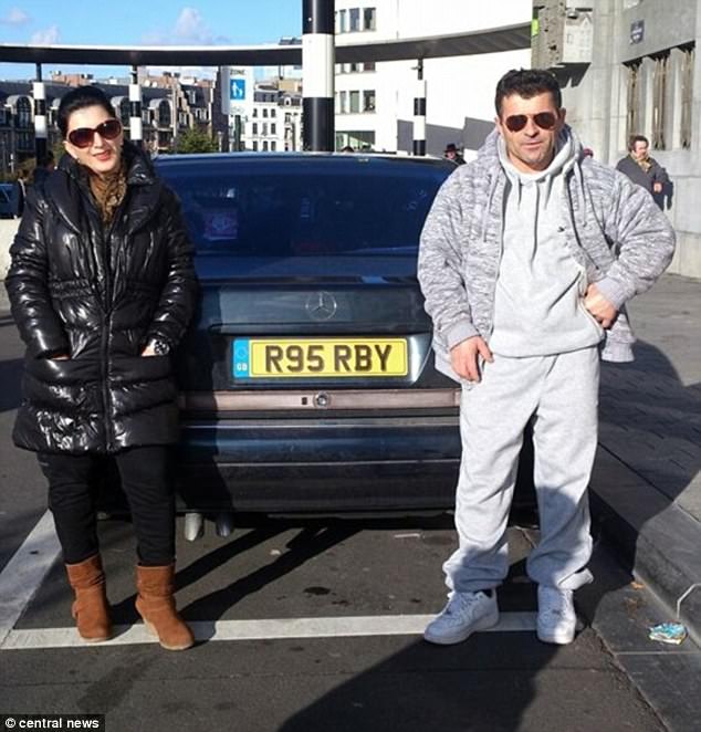 EMRAT DHE FOTOT/ Angli, shqiptari masakron me leva gruan