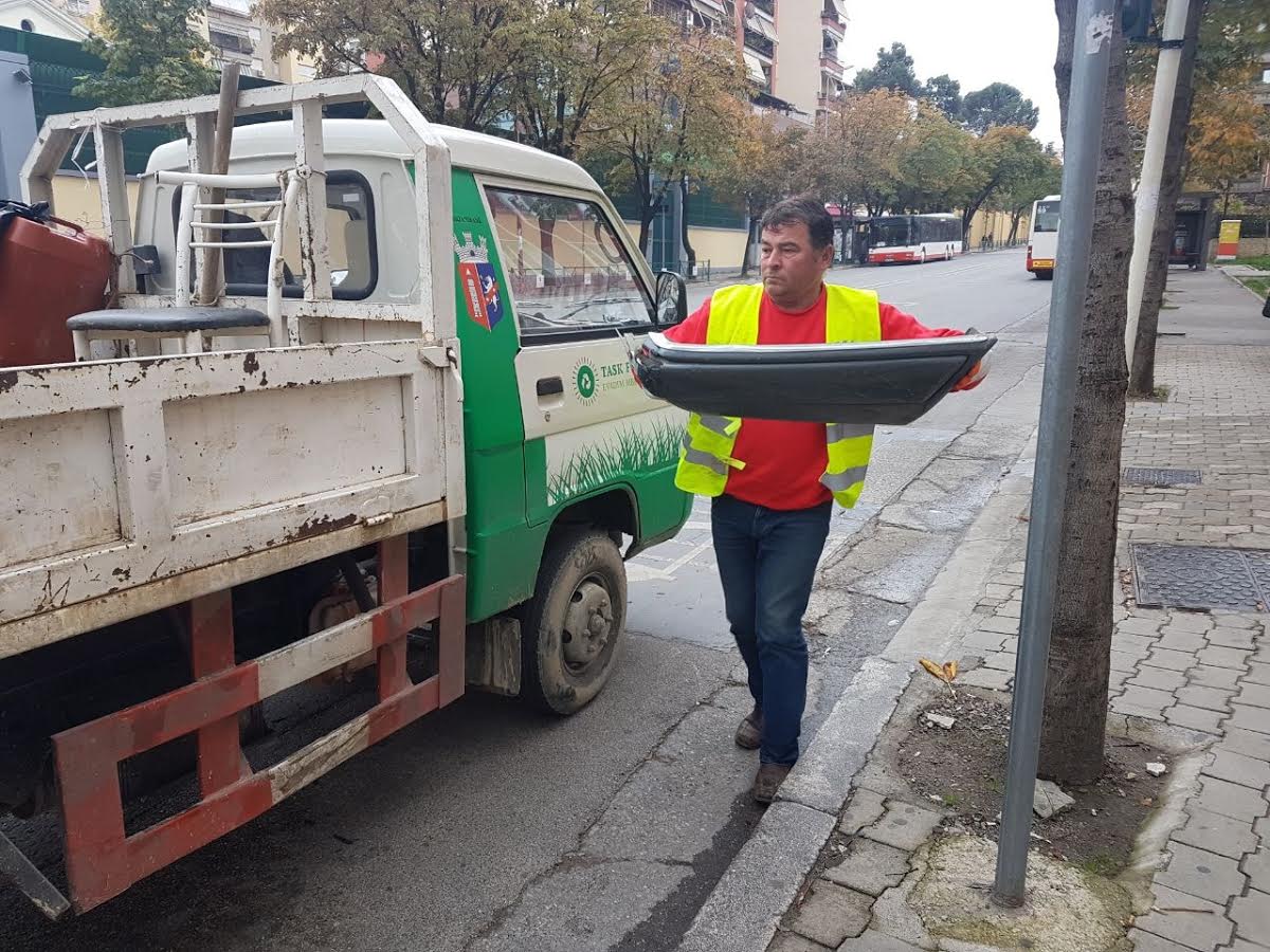 Punonjësit e Bashkisë largojnë inertet nga hapësirat publike
