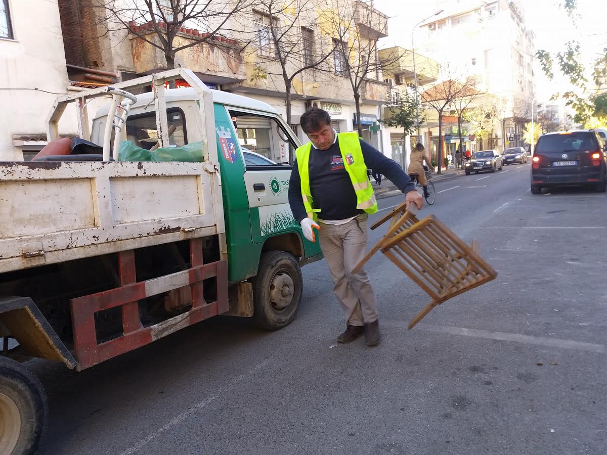 Punonjësit e Bashkisë largojnë inertet nga hapësirat publike