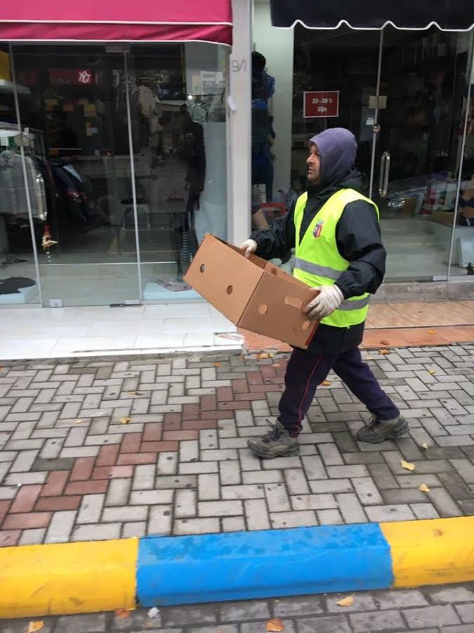 Punonjësit e Bashkisë largojnë inertet nga hapësirat publike