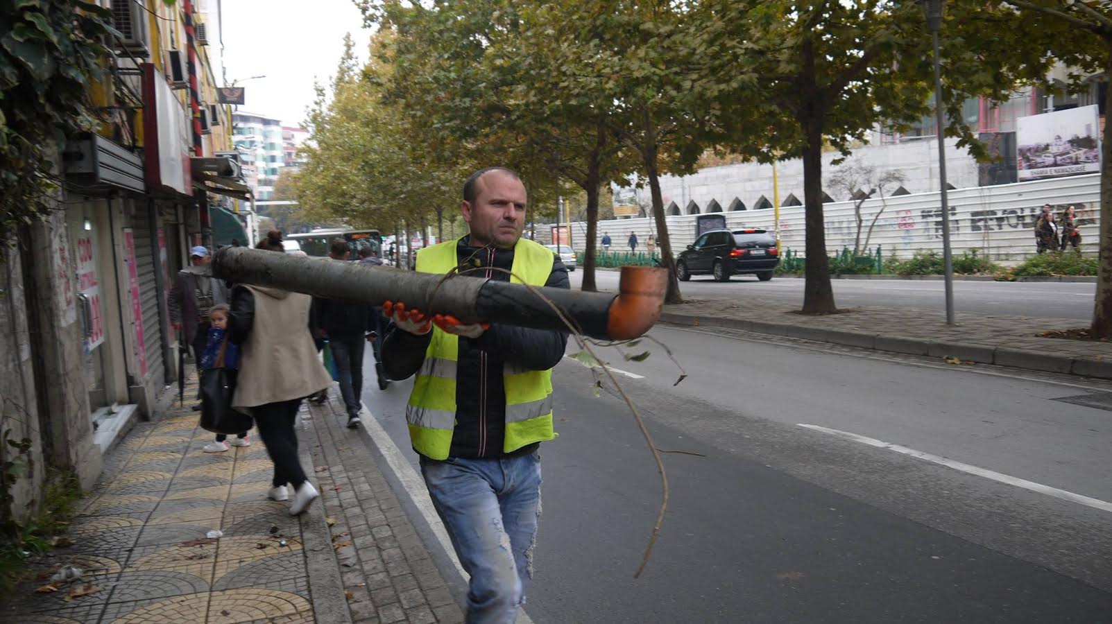 Punonjësit e Bashkisë largojnë inertet nga hapësirat publike