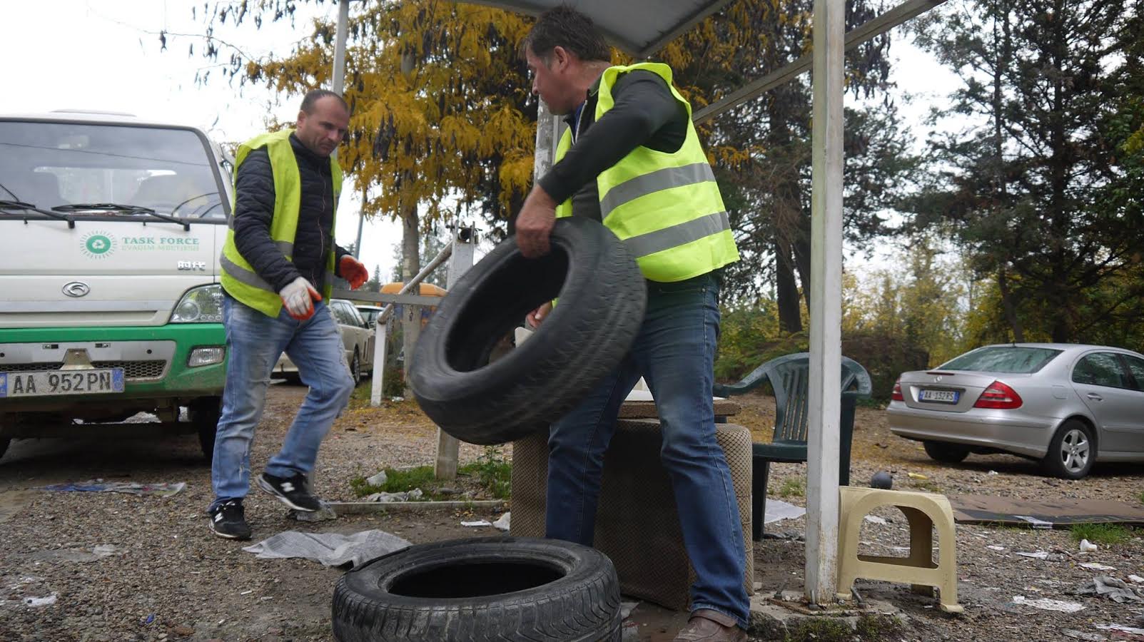 Punonjësit e Bashkisë largojnë inertet nga hapësirat publike