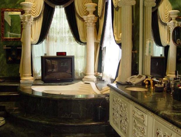 FOTOT/ Njihuni me vilën superluksoze ku jetonte diktatori i Zimbabves, Mugabe