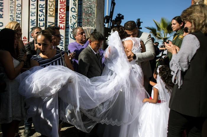 FOTO/ Gruaja meksikane e burri amerikan martohen në kufirin që ndan dy shtetet
